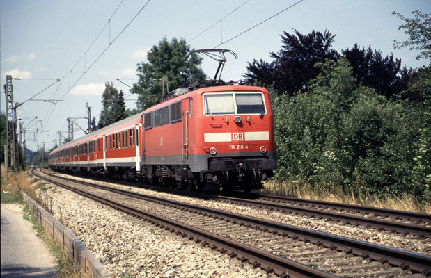111 218 am 12.07.2002 in Prien am Chiemsee mit RE 31016 Salzburg - München