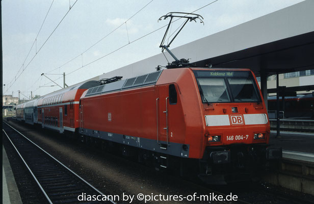 146 004 am 05.9.2002 in Mannheim Hbf. mit RB 29638 Mannheim - Koblenz