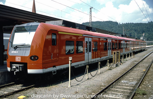 425 044 am 22.8.2002 in Kufstein/AT mit RB 31112 Kufstein - Grafing