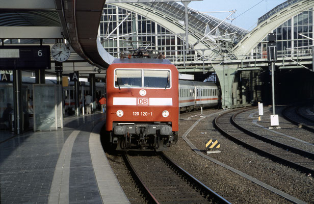 120 120 am 22.4.2003 in Berlin Ostbahnhof mit IC 240 "Wawel" Krakow - Hamburg