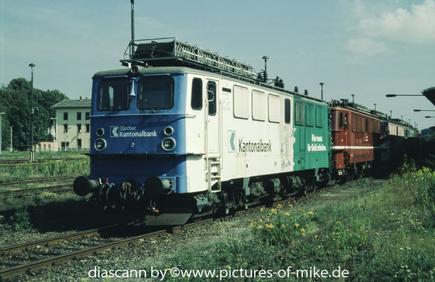 ex DR 242 159 / MThB 477 904 am 2.8.2003 in Ebersbach. LEW 1969, Fabriknummer 12150, später WAB 51 (1.) Zum Zeitpunkt der Aufnahme befand sich die Lok bereits im Besitz der WAB und wurde hier gerade mit den anderen zur Aufarbeitung nach Nymburk überführt.