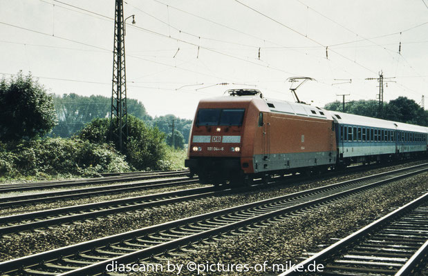 101 044 am 05.9.2002 in Wiesloch-Walldorf mit IR 2214 Karlsruhe - Norddeich-Mole