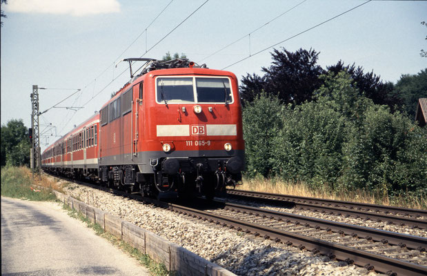 111 065 am 12.07.2002 in Prien am Chiemsee mit RE 31009 München - Traunstein