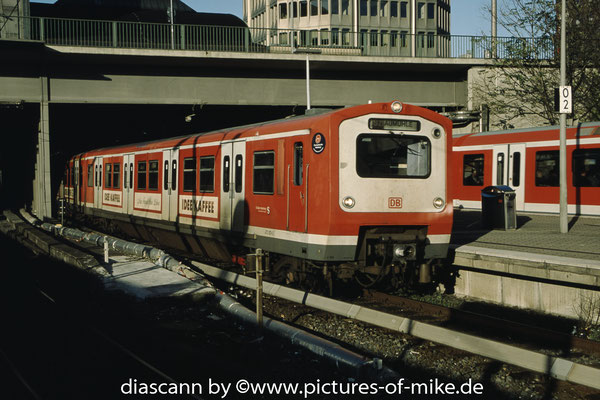 472 013 in Hamburg-Hauptbahnhof. (14.11.2004)