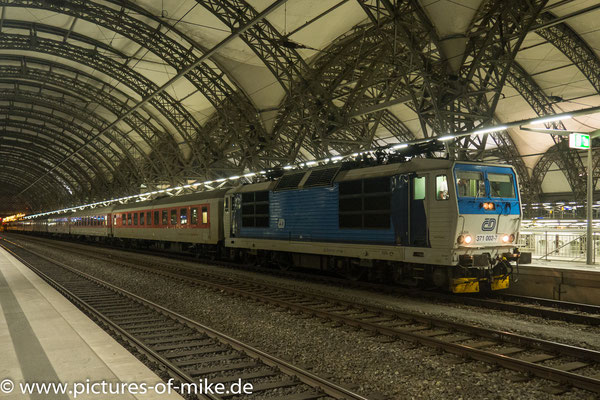 371 002 am 23.8.2016 ist gerade mit dem CNL 458/40458 in Dresden angekommen und wird in Kürze mit dem vorderen Teil als CNL 458 / IC 60458 Richtung Zürich weiterfahren. Der 2. Zugteil geht mit BR 101 weiter nach Köln.