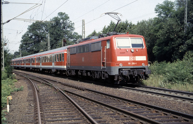 111 210 am 30.6.2002 in Übersee am Chiemsee mit RE 31012 Salzburg - München