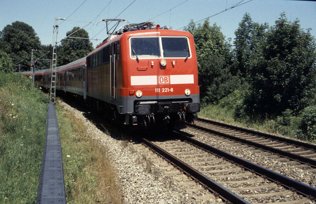 111 221 am 05.7.2001 bei Rimsting mit RE 31007 München - Salzburg