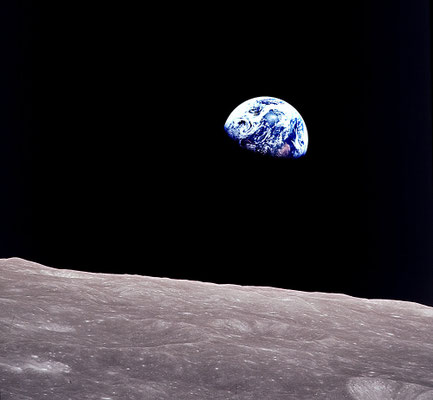 "Восход Земли", автор Вильям Андерс, NASA. Это исторический снимок Земли, который был сделан членом экипажа корабля "Аполлон-8" в Рождественский сочельник 24 декабря 1968 года. 