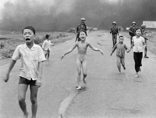 Снимок "Ужас войны" был сделан Ником Утом в 1972 году во время боевых действий во Вьетнаме.  