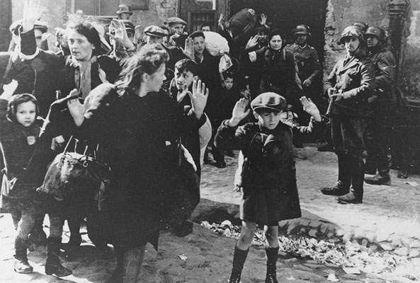 "Еврейский мальчик сдаётся в Варшаве", автор неизвестен, 1943 год.  