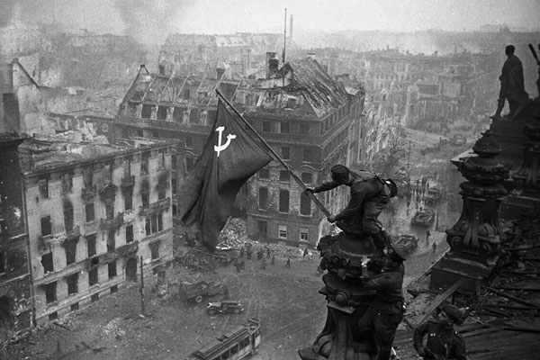 Снимок "Знамя Победы над рейхстагом" был снят в 1945 году советским военным корреспондентом Е. А. Халдеем. 
