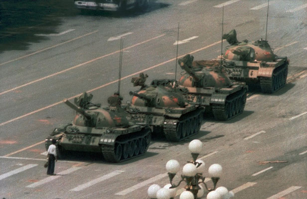 "Неизвестный бунтарь", автор снимка Джефф Уайденер. Культовая фотография неизвестного мятежника, который стоял перед колонной китайских танков. Тяньаньмэнь, 1989 год  