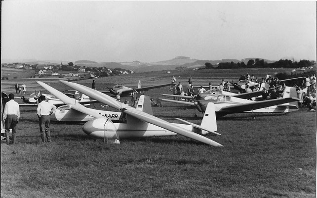 Vogt Lo 100 Zwergreiher - D-5406 - c/n 17 + Schleicher K 8B/KM48 - D-KARB - c/n 8061 + Scheibe SF-25B Falke - D-KABR - c/n 46119 + weitere Teilnehmer Motorsegler-Sternflug (SF-25B + RF-5)