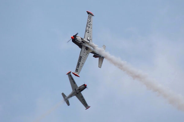 Formationskunstflug von Groß und Klein