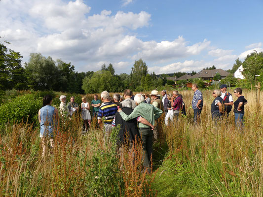 Gästegruppe in der Altgrasflur