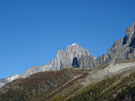 Aiguille Verte et parapentistes