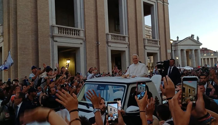 Le Pape Léon XIV salue les Baladins