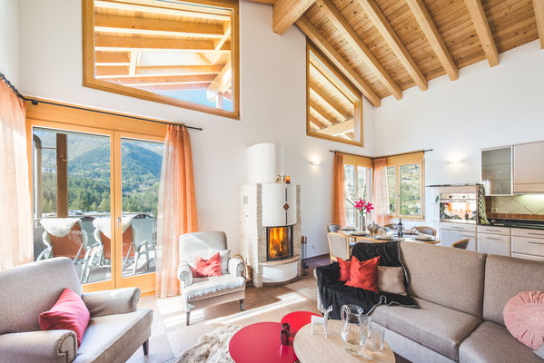 Cozy lounge and fire place for a get-together after skiing days and hiking tours.
