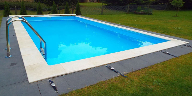 Pool mit Rollschutzabdeckung