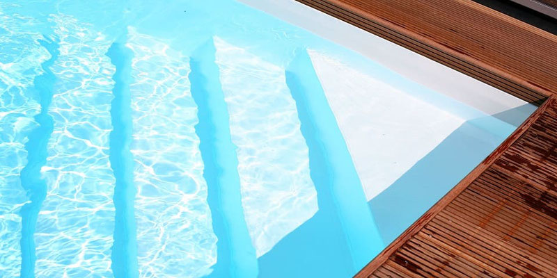 Ecktreppe im Pool