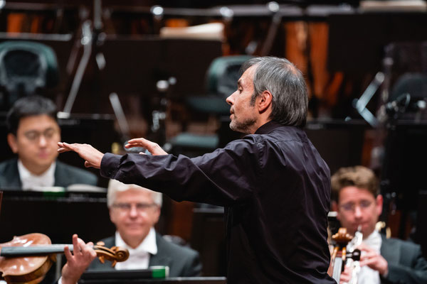 maestro Constantinos Carydis conducting "Z metamorphosis" | ©Oslo Philharmonic/John-Halvdan Halvorsen