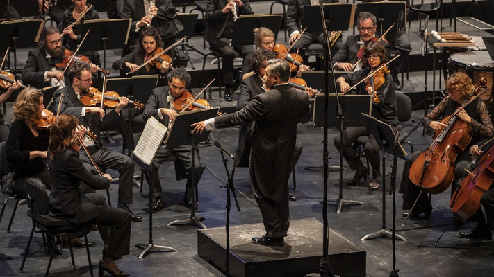 maestro Adrian Prabava conducting "Medéa granulaire" | ©Orchestre de Chambre Fribourgeois/Moreno Gardenghi