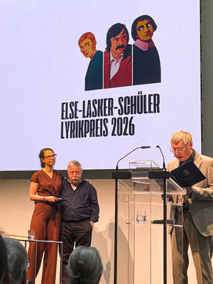 Übergabe der Urkunde an Wolf Biermann durch Hajo Jahn und Birte Fritsch