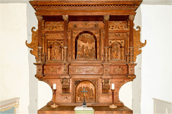 offene Kirche Hildebrandshagen - Der Altar mit reich verzierten Schnitzereien stammt aus dem Jahr 1588