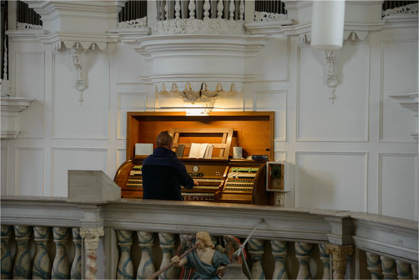 Organist beim Spiel