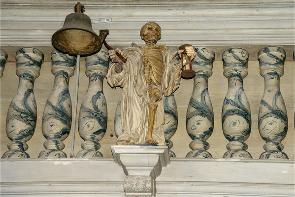 Schnitzfigur Symbol für den Tod des Menschen
