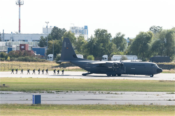 Fallschirmspringer besteigen die C-130J  Super Herkules