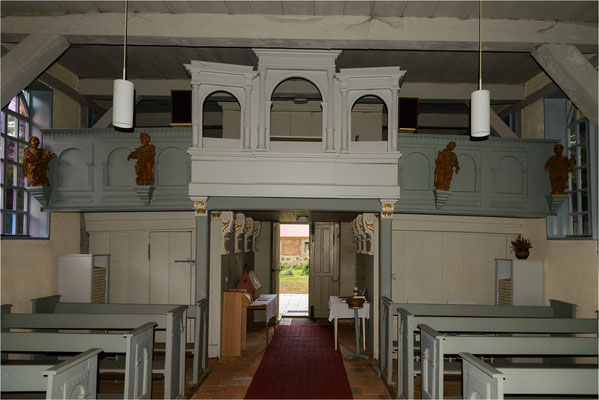 offene Kirche Hildebrandshagen   Das Gemeindegestühl von 1583 ist noch im Original erhalten