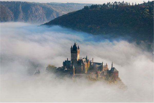 es war einmal  (Reichsburg Cochem im Moseltal taucht aus dem Frühnebel auf)