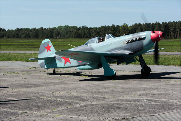 Jak-9 UM
