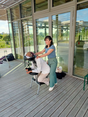 Séance de massage bien-être en entreprise avec chaise ergonomique spécialisée