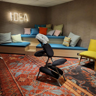 Massage amma assis en open space pour améliorer la qualité de vie au travail