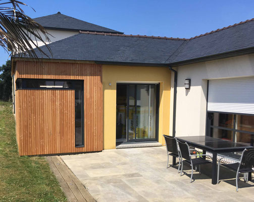 Extension en bois avec toiture ardoise d'une maison moderne à Plouezoc'h