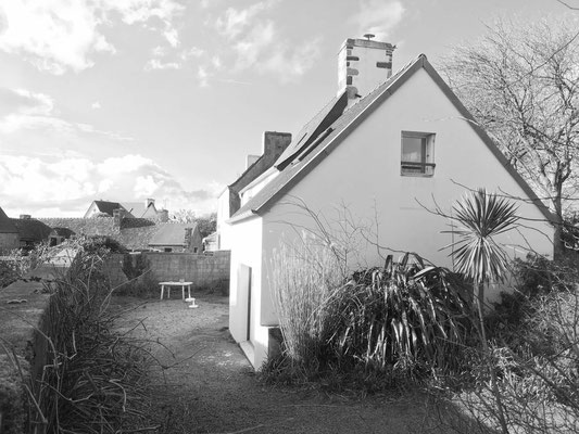 Maison avant travaux d’agrandissement avec jardin existant, façade blanche et toiture ardoise à Plouezoc’h dans le Finistère.