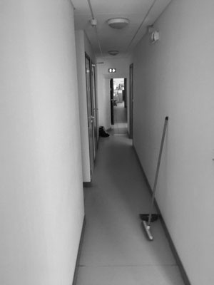 Couloir d’appartement avant travaux avec circulation étroite et aménagement intérieur à repenser