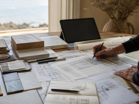 Travail de conception en architecture intérieure avec plans, croquis, échantillons de matériaux et sélection de finitions