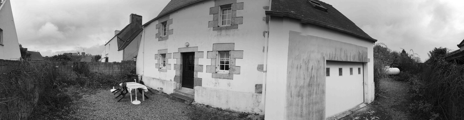 Maison avant travaux d’agrandissement avec façade ancienne, garage, cour en gravier et toiture ardoise à Plouezoc’h.