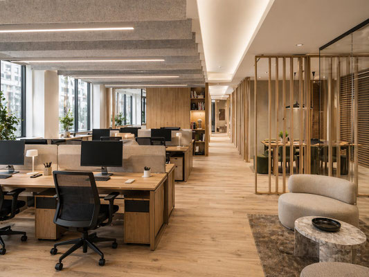 Open space de bureaux professionnels avec postes de travail, espaces de réunion vitrés, circulation fluide et aménagement contemporain en bois clair