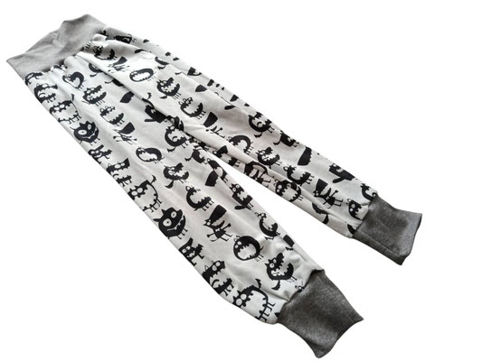 SaSch SelbstgefertigtesausSchwaben Selbstgefertigtes aus Schwaben Sarah Schäuble Handarbeit handmade selbstgemacht Hose Wohlfühlhose Mitwachshose Monster