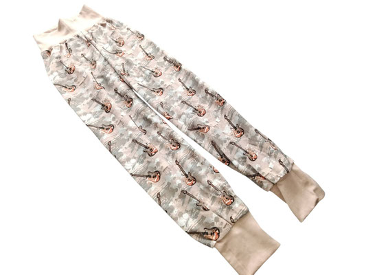 SaSch SelbstgefertigtesausSchwaben Selbstgefertigtes aus Schwaben Sarah Schäuble Handarbeit handmade selbstgemacht Hose Jerseyhose Wohlfühlhose Gitarre Musik