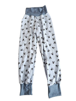 SaSch SelbstgefertigtesausSchwaben Selbstgefertigtes aus Schwaben Sarah Schäuble Handarbeit handmade selbstgemacht Hose Wohlfühlhose Mitwachshose Totenkopf