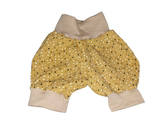 SaSch SelbstgefertigtesausSchwaben Selbstgefertigtes aus Schwaben Sarah Schäuble Handarbeit handmade selbstgemacht Shorts Hose Punkte gepunktet Tupfen getupft senfgelb