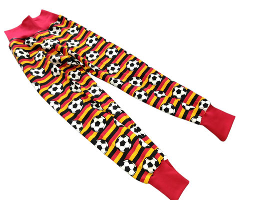 SaSch SelbstgefertigtesausSchwaben Selbstgefertigtes aus Schwaben Sarah Schäuble Handarbeit handmade selbstgemacht Hose Jerseyhose Wohlfühlhose Fussball Ball WM EM Deutschland Germany