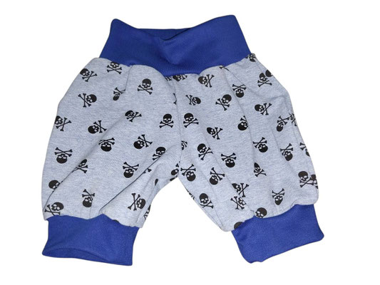 SaSch SelbstgefertigtesausSchwaben Selbstgefertigtes aus Schwaben Sarah Schäuble Handarbeit handmade selbstgemacht Shorts Hose Totenkopf Totenköpfe Scull Sculls