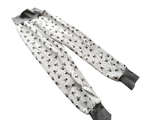 SaSch SelbstgefertigtesausSchwaben Selbstgefertigtes aus Schwaben Sarah Schäuble Handarbeit handmade selbstgemacht Hose Wohlfühlhose Mitwachshose Totenkopf