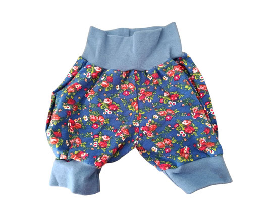 SaSch SelbstgefertigtesausSchwaben Selbstgefertigtes aus Schwaben Sarah Schäuble Handarbeit handmade selbstgemacht Hose Shorts Mitwachshose Pumphose Blume Blumen geblümt